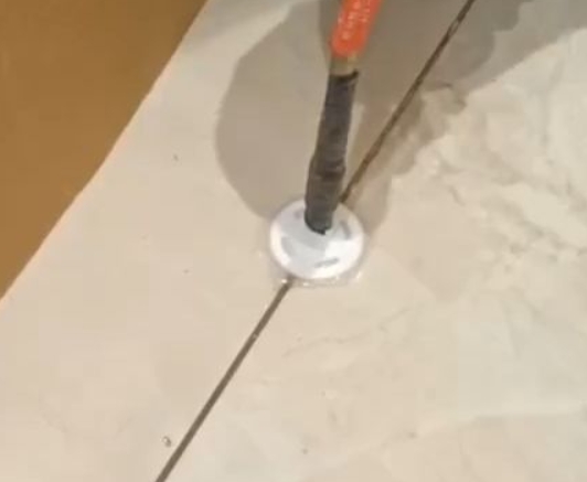 天长瓷砖空鼓维修公司专业解答瓷砖在铺贴过程中，如果没有涂抹均匀到位的粘结材料（如水泥砂浆或瓷砖胶），可能会导致以下问题